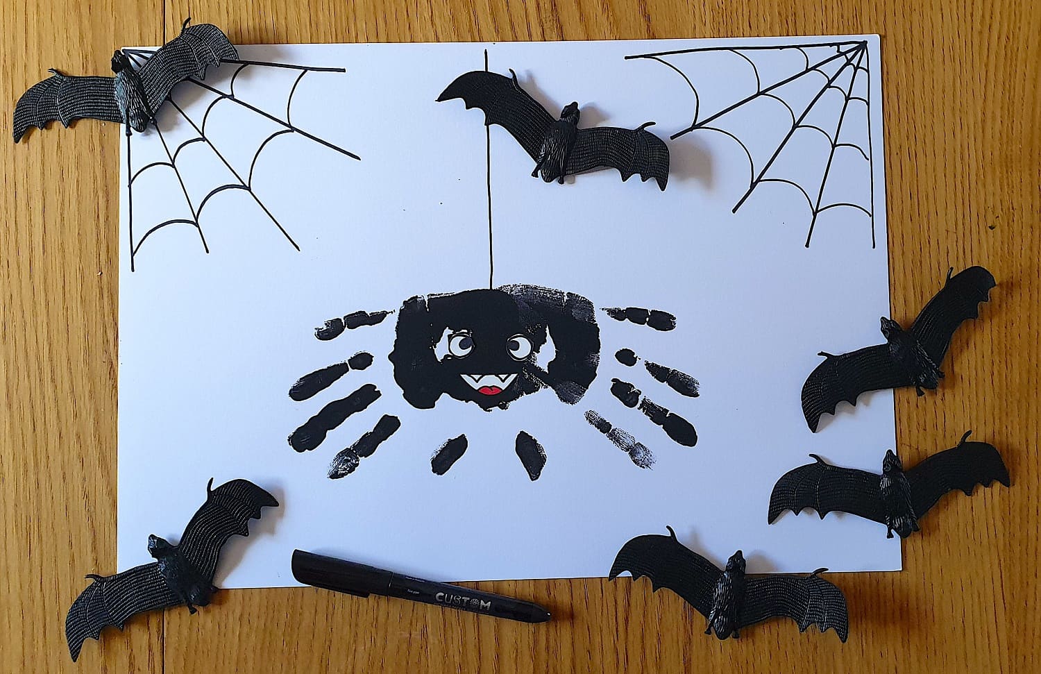 Maped - DIY activity for Halloween - Handprints pictures Spiders - 07